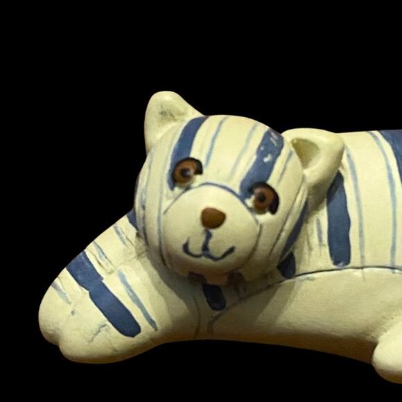 Vintage Blue and White Painted Ceramic Tiger Cat Brooch - Picture 4 of 7